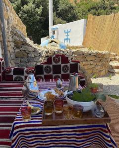 einen Tisch mit Speisen und Getränken oben in der Unterkunft Sanae house 