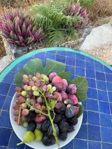 um prato de frutas e produtos hortícolas numa mesa em Sanae house 