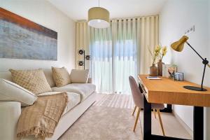 Una sala de estar con un sofá y una mesa de madera. en Los Miradores del Sol by Mar Holidays, en Estepona 44 fotos más