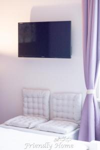 Postel nebo postele na pokoji v ubytování Friendly Home - Doppelappartement "Purple" Köln Bonn Phantasialand