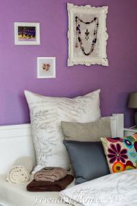 una camera da letto con pareti viola e un letto bianco con cuscini di Friendly Home - Doppelappartement "Purple" Köln Bonn Phantasialand a Brenig