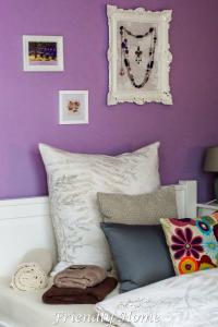 Postel nebo postele na pokoji v ubytování Friendly Home - Doppelappartement "Purple" Köln Bonn Phantasialand