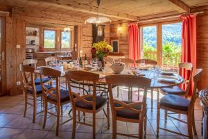 a dining room with a long table and chairs at Chalet Cashmere Spirit - OVO Network in Manigod