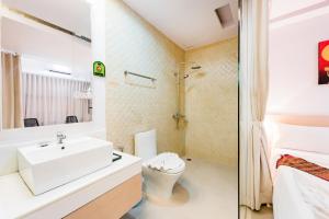 巴東海灘的住宿－My Hotel Phuket，一间带水槽和卫生间的浴室