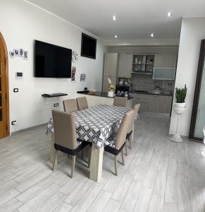 jadalnia ze stołem i krzesłami oraz kuchnia w obiekcie CASA DI KEKKO w mieście Mesagne