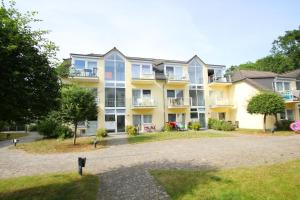 a large apartment building with a large yard at nur 100 m bis zum Strand Appartmentanlage Eldena FeWo 15 in Lobbe