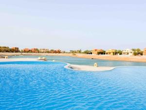 Afbeelding uit fotogalerij van Spacious Design Apt in Gouna at Infinity Pool and Lagoon View in Hurghada