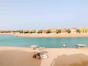 Afbeelding uit fotogalerij van Spacious Design Apt in Gouna at Infinity Pool and Lagoon View in Hurghada