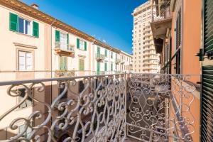 un balcone in una città con edifici di Fidelio a La Spezia