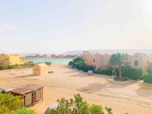 Afbeelding uit fotogalerij van Spacious Design Apt in Gouna at Infinity Pool and Lagoon View in Hurghada
