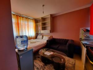 Postel nebo postele na pokoji v ubytování Pine Residency w Secure Parking, Wifi, Netflix & Rooftop Views