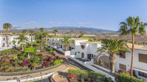 een luchtzicht op een resort met palmbomen en gebouwen bij Sunset Hideaway, Golf del Sur in San Miguel de Abona