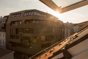 Aussicht vom Balkon eines Gebäudes in der Unterkunft Modern City Apartment in Graz