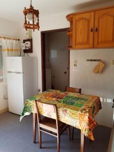 cocina con mesa y nevera en Sousa e Inês House en Gafanha da Nazaré
