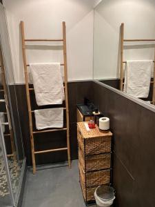 Habitación con 2 literas y mesa con toallas. en Rentomatique Studio Jean Médecin, en Niza