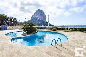 basen z górą w tle w obiekcie Apartamento Rubino 5C - Grupo Turis w mieście Calpe