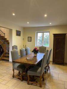 - une salle à manger avec une table et des chaises en bois dans l'établissement Manoir de La Brunie-Grand Longere, à Coux-et-Bigaroque