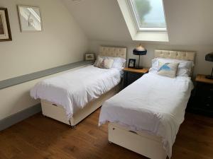 Een bed of bedden in een kamer bij Luxury Boutique Country Cottage with Hot Tub