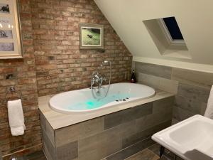 Een badkamer bij Luxury Boutique Country Cottage with Hot Tub
