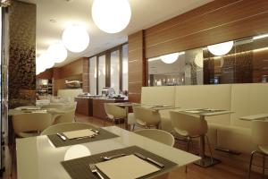 A restaurant or other place to eat at Smy Bologna Centrale