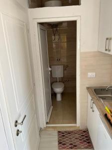 La petite salle de bains est pourvue de toilettes et d'un lavabo. dans l'établissement Apartments Betti, à Ulcinj
