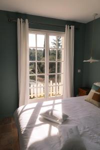 una camera con un letto e una grande finestra di Le Clos Serein a Le Beausset