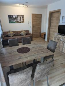 Televízia a/alebo spoločenská miestnosť v ubytovaní Appartements Gotthardt
