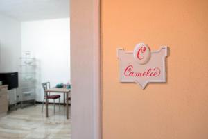 una puerta con una señal que dice cáncer en ella en Villa Albaluce, en Caluso