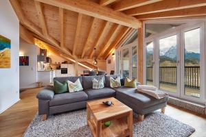 ein Wohnzimmer mit einem Sofa und einem Tisch in der Unterkunft Bergtraum in Garmisch-Partenkirchen