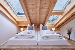 2 camas en un dormitorio ático con tragaluz en Bergtraum, en Garmisch-Partenkirchen