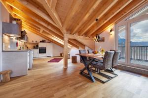 eine Küche und ein Esszimmer mit einem Tisch und Stühlen in der Unterkunft Bergtraum in Garmisch-Partenkirchen
