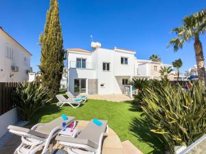 una villa con vista sul giardino e sulla casa di Ayia Napa Holiday Villa 040 a Ayia Napa