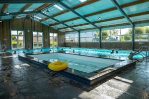 - une grande piscine avec des personnes dans l'établissement Comfort Rooms by EuroParcs Bad Hulckesteijn, à Nijkerk