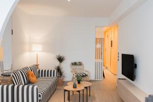 Μια τηλεόραση ή/και κέντρο ψυχαγωγίας στο MadaM Apartments - elegant, cozy, comfortable, central