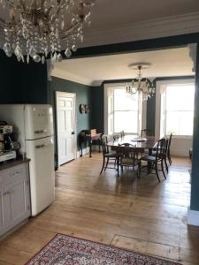 eine Küche und ein Esszimmer mit Tisch und Stühlen in der Unterkunft Georgian 5 storey house, seaviews, cinema room in Kent