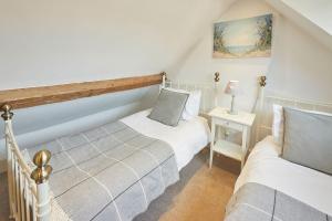 une chambre avec deux lits et un canapé dans l'établissement Host & Stay - Rose Cottage, Pickering, à Pickering 13 autres photos