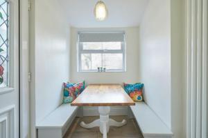 une table dans le coin d'une pièce avec une fenêtre dans l'établissement Host & Stay - Rose Cottage, Pickering, à Pickering