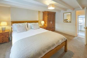 une chambre avec un grand lit et une salle de bain dans l'établissement Host & Stay - Rose Cottage, Pickering, à Pickering