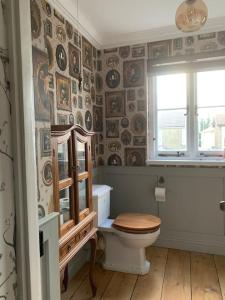 ein Badezimmer mit Toilette und Fenster in der Unterkunft Georgian 5 storey house, seaviews, cinema room in Kent