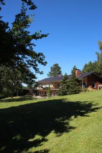 uma grande sombra de uma árvore em frente a uma casa em Villa Schönau em Bad Münstereifel