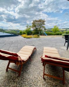 2 Liegestühle auf einer Terrasse in der Unterkunft Villa Schönau in Bad Münstereifel