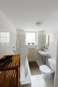 uma casa de banho com uma banheira, um WC e um lavatório. em Villa Schönau em Bad Münstereifel