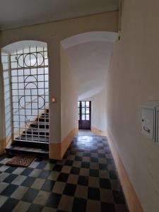 pasillo con suelo a cuadros y escalera en Flowery House in Center, en Zagreb