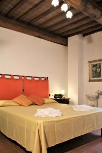 Giường trong phòng chung tại Mulino di Rimaggio - Antico mulino in Toscana
