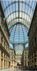 un grande edificio con soffitto a cupola in vetro di Blumon guest House a Napoli