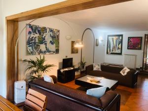 - un salon avec un canapé et une table dans l'établissement Vacanza nella Natura, à Punta Ala