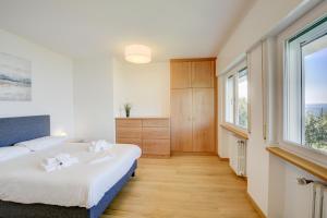 una camera con un grande letto e una finestra di Casa Bellavista Brenzone MGH a Biaza