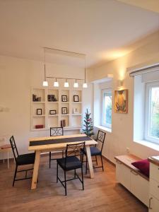 ein Esszimmer mit einem Tisch und Stühlen in der Unterkunft Flowery House in Center in Zagreb