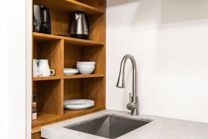 una cocina con fregadero y encimera en Elegant Miami Apartment East Little Havana / Free Parking, en Miami