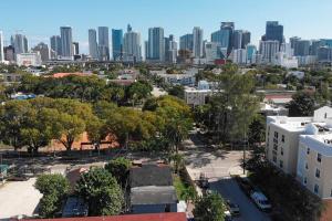 una vista aérea de una ciudad con edificios altos en Elegant Miami Apartment East Little Havana / Free Parking, en Miami